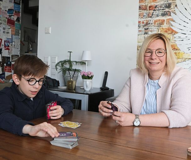 Der elfjährige Benedikt spielt Karten mit seiner Mutter Kathrin Cupal.