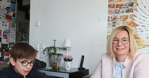 Der elfjährige Benedikt spielt Karten mit seiner Mutter Kathrin Cupal.