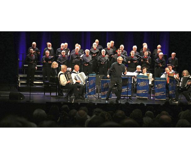Ein Höhepunkt des Abends war der gemeinsame Auftritt von Chor und Akkordeon-Orchester. Ein Höhepunkt des Abends war der gemeinsame Auftritt von Chor und Akkordeon-Orchester.