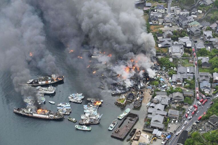 Großbrand in einer Abwrackwerft in Japan Großbrand in einer Abwrackwerft in Japan