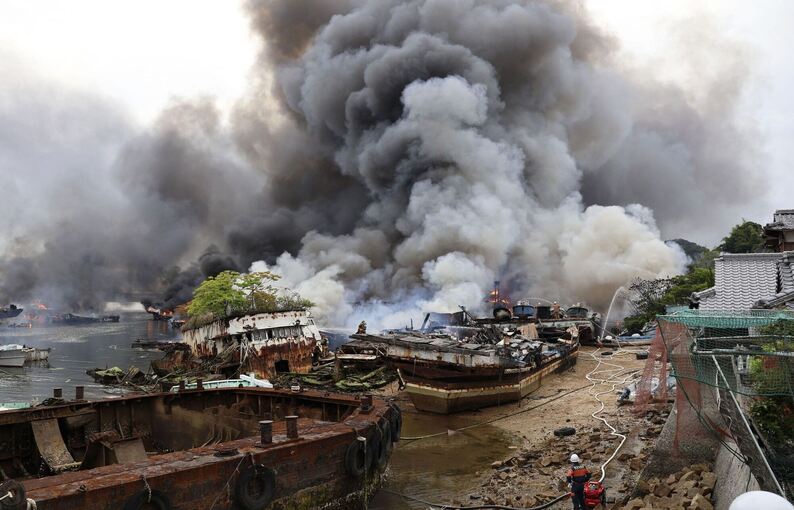 Großbrand in einer Abwrackwerft in Japan Großbrand in einer Abwrackwerft in Japan