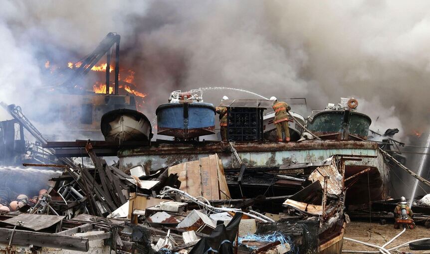 Großbrand in einer Abwrackwerft in Japan Großbrand in einer Abwrackwerft in Japan