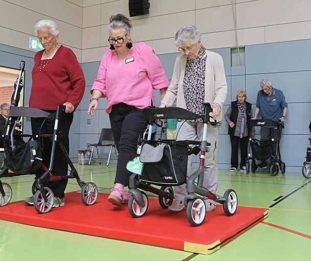 Die Turnmatte dient beim Rollatortraining als Bordsteinkante. Wie kommt man hier am besten rüber?