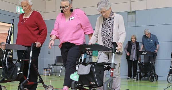 Die Turnmatte dient beim Rollatortraining als Bordsteinkante. Wie kommt man hier am besten rüber?
