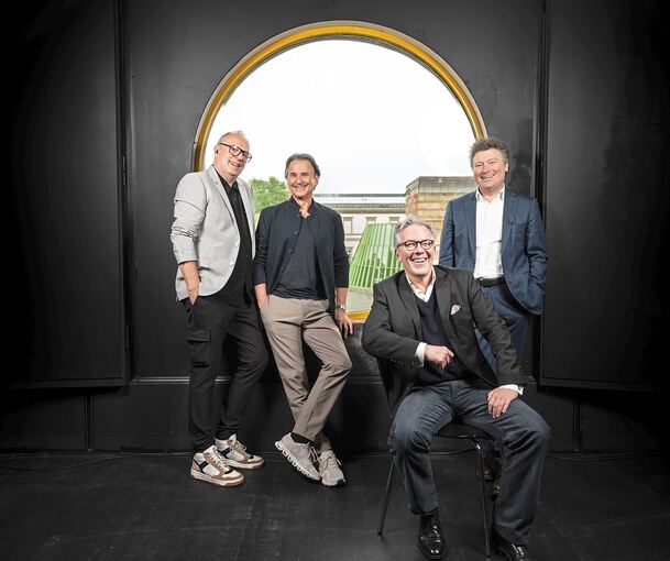 Trotz finanziell schwieriger Zeiten schauen die vier Intendanten an den Stuttgarter Staatstheatern optimistisch in die neue Spielzeit: (von links) Burkhard Kosminski (Schauspiel), Tamas Detrich (Ballett), Marc-Oliver Hendriks (geschäftsführend) und V