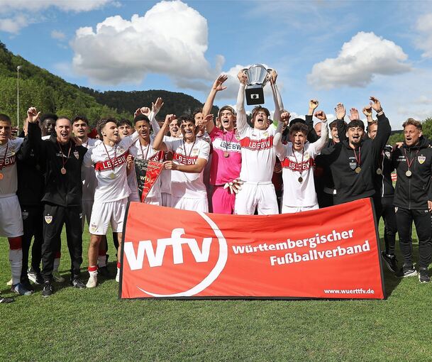 Am Ende mit dem WFV-Pokal in den Händen: Die A-Jugend des VfB Stuttgart