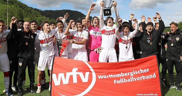 Am Ende mit dem WFV-Pokal in den Händen: Die A-Jugend des VfB Stuttgart