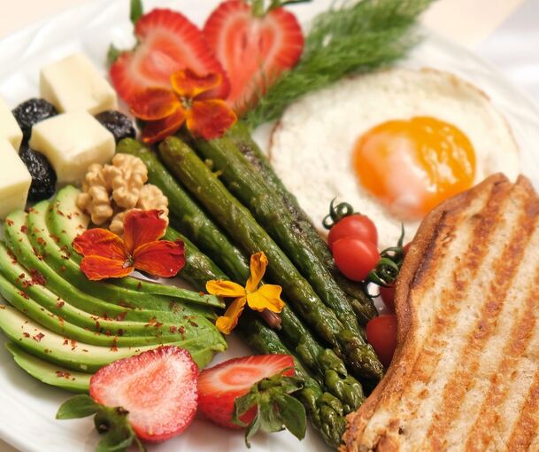 Erdbeeren und Spargel gehören auf einen Teller.