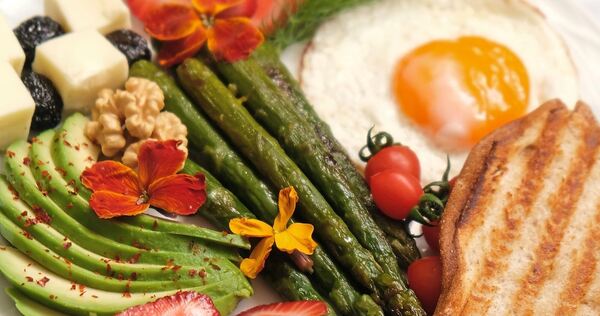 Erdbeeren und Spargel gehören auf einen Teller.
