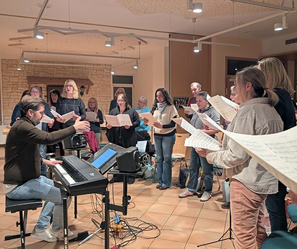Daniel Joos bei der Chorprobe als musikalischer Leiter von Vocalis, Daniel Joos bei der Chorprobe als musikalischer Leiter von Vocalis,