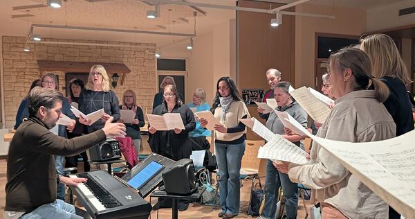 Daniel Joos bei der Chorprobe als musikalischer Leiter von Vocalis,