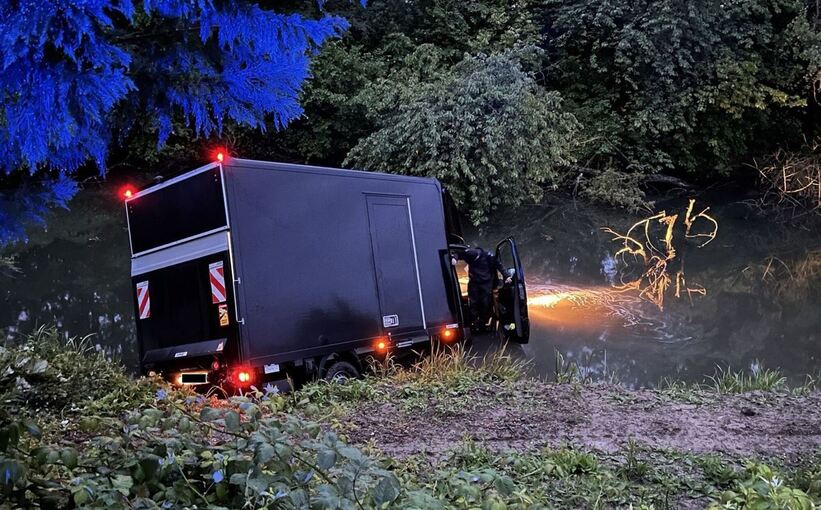 Lastwagen im Altrhein Lastwagen im Altrhein