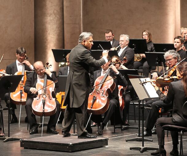 Die Klangbalance stimmt: Adrian Prabava dirigiert die Stuttgarter Philharmoniker.