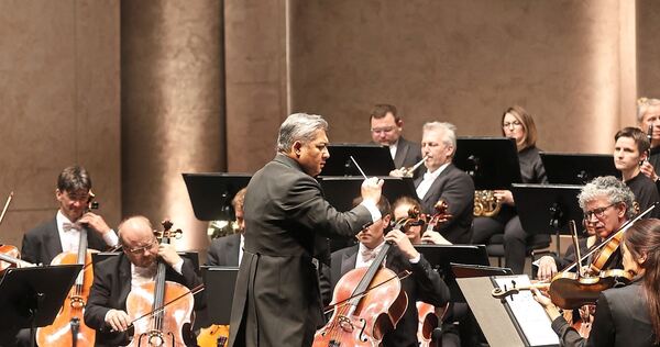 Die Klangbalance stimmt: Adrian Prabava dirigiert die Stuttgarter Philharmoniker.