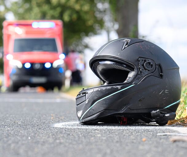 Ein Motorradfahrer wurde am Mittwoch nach einem Unfall mit schweren Verletzungen ins Krankenhaus gebracht. Ein Motorradfahrer wurde am Mittwoch nach einem Unfall mit schweren Verletzungen ins Krankenhaus gebracht.
