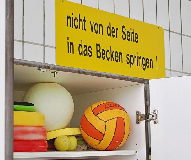 Einige Schwimmutensilien sind noch in den Schränken.