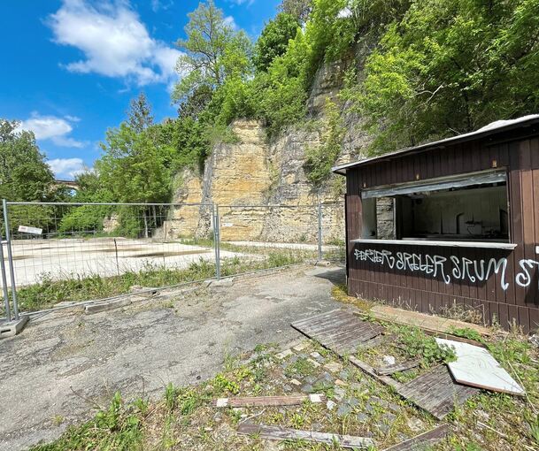 Wo einst vorübergehend Getränke ausgeschenkt wurden, steht heute nur noch eine halb verfallene Hütte.
