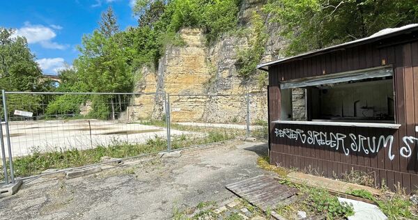 Wo einst vorübergehend Getränke ausgeschenkt wurden, steht heute nur noch eine halb verfallene Hütte.