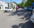 In der Jahnstraße herrscht viel Verkehr. Der Fahrradstreifen wurde entfernt; auf der Fahrbahn sind nur noch Pfeile markiert. In der Jahnstraße herrscht viel Verkehr. Der Fahrradstreifen wurde entfernt; auf der Fahrbahn sind nur noch Pfeile markiert.
