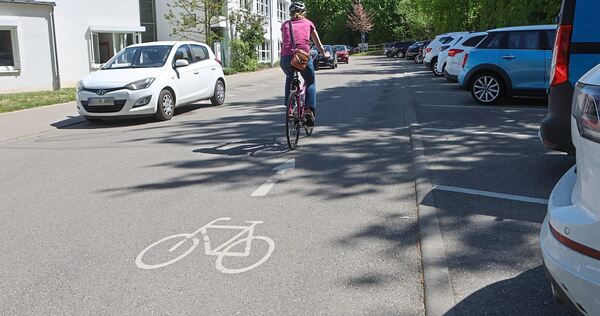 In der Jahnstraße herrscht viel Verkehr. Der Fahrradstreifen wurde entfernt; auf der Fahrbahn sind nur noch Pfeile markiert.