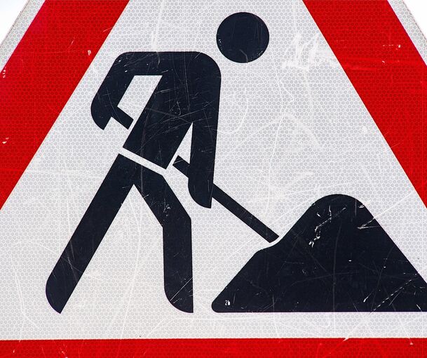 Ein Schild weist auf eine Baustelle hin.