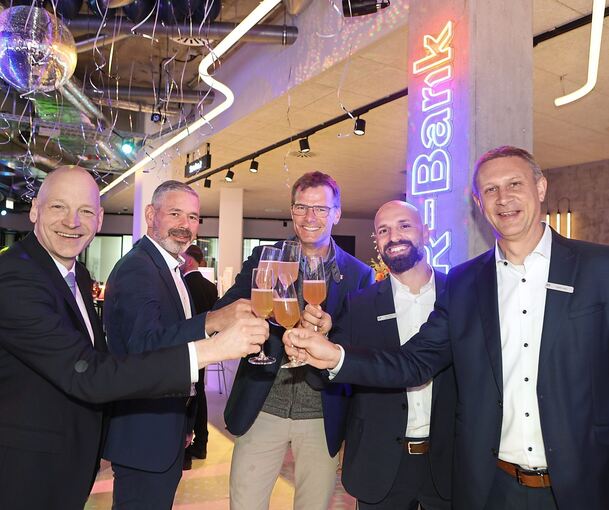 Hoch die Gläser: Die Bankvorstände Timm Häberle, Heiko Herbst (v.l.) und Frank Kraaz (r.) mit Baubürgermeister Michael Wolf (Mitte) und Bereichsleiter Anastasios Damianidis.