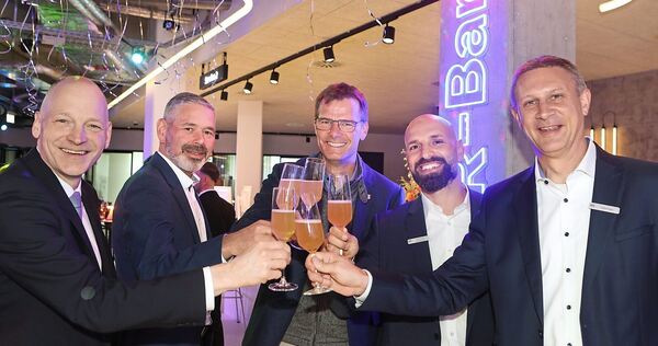 Hoch die Gläser: Die Bankvorstände Timm Häberle, Heiko Herbst (v.l.) und Frank Kraaz (r.) mit Baubürgermeister Michael Wolf (Mitte) und Bereichsleiter Anastasios Damianidis.