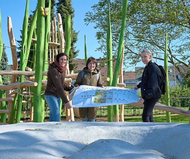 Ulrike Schmidtgen, Fachbereichsleiterin Tiefbau und Grünflächen und ihre Mitarbeiterinnen Nadine Semder und Yingying Zhu haben das Projekt eng begleitet. Sie sind begeistert, wie die Pläne in der Umsetzung wirken.