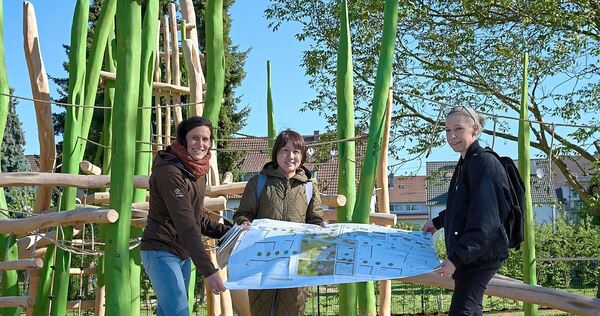 Ulrike Schmidtgen, Fachbereichsleiterin Tiefbau und Grünflächen und ihre Mitarbeiterinnen Nadine Semder und Yingying Zhu haben das Projekt eng begleitet. Sie sind begeistert, wie die Pläne in der Umsetzung wirken.