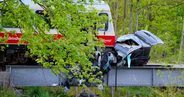 Zug erfasst Auto auf Schwäbischer Alb - Mann schwer verletzt