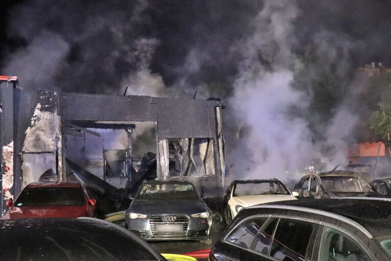 Brand in einem Autohaus in Mannheim