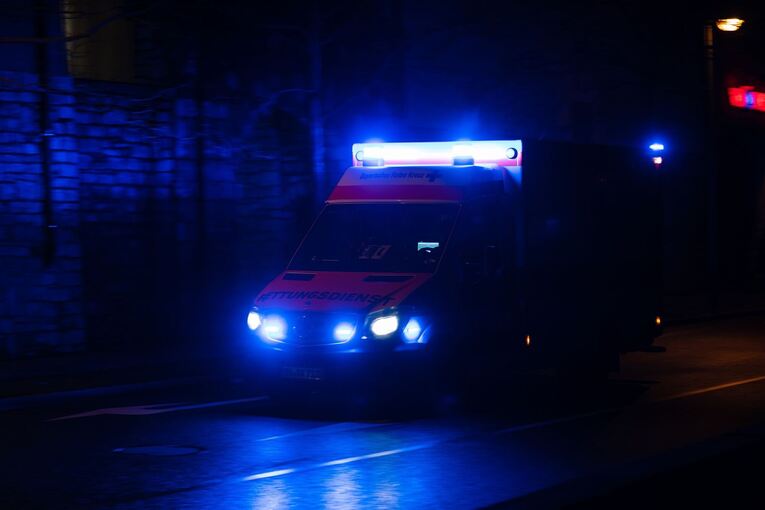 Rettungswagen im Einsatz - Symbolbild