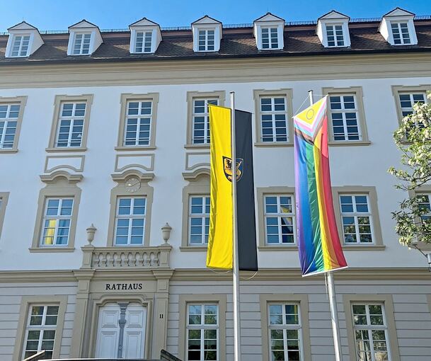 Am Rathaus weht am Sonntag auch die Flagge der Queer-Community.