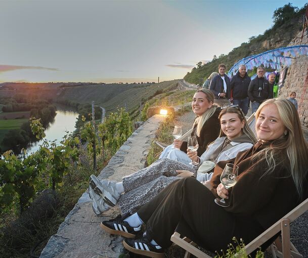 Kaum zu toppen: ein gutes Glas Wein und herrliche Aussicht.