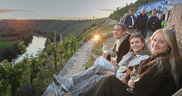 Kaum zu toppen: ein gutes Glas Wein und herrliche Aussicht.
