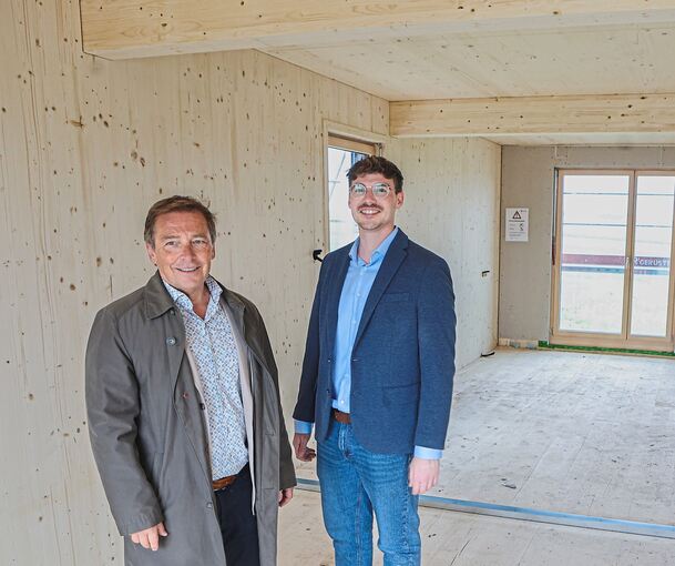 Sie lassen Holz statt Beton sprechen: Helmut Kilger (links), Chef von Conductor Bau und Projektleiter Tim Barth.