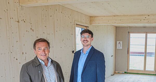 Sie lassen Holz statt Beton sprechen: Helmut Kilger (links), Chef von Conductor Bau und Projektleiter Tim Barth.