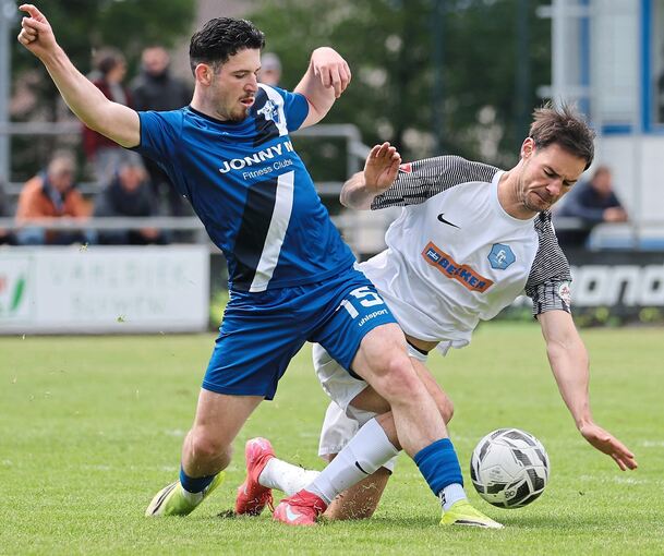 Emre Yalcin (links) im Zweikampf mit Simon Schultis beim Heimsieg gegen Denzlingen.