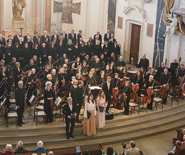 Das Feierliche und das Schwungvolle werden gleichermaßen emphatisch zum Ausdruck gebracht: Das Sinfonieorchester Ludwigsburg mit Chören und Solisten in der Friedenskirche.