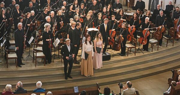 Das Feierliche und das Schwungvolle werden gleichermaßen emphatisch zum Ausdruck gebracht: Das Sinfonieorchester Ludwigsburg mit Chören und Solisten in der Friedenskirche.
