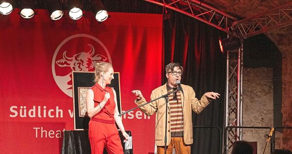Auf der Maiglöckchen-Talentbühne führten Nadine Schmidt und Alexander Illic durch den Abend.