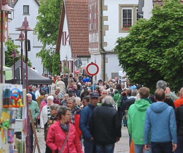 In den Straßen von Löchgau sind viele Menschen unterwegs.