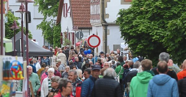 In den Straßen von Löchgau sind viele Menschen unterwegs.