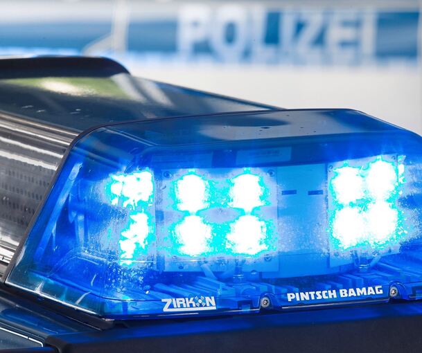 Die Polizei sucht Zeugen, die den unbekannten Fahrer beobachten konnten. Die Polizei sucht Zeugen, die den unbekannten Fahrer beobachten konnten.