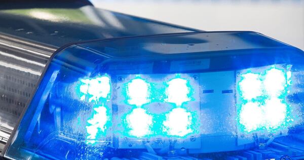 Die Polizei sucht Zeugen, die den unbekannten Fahrer beobachten konnten.