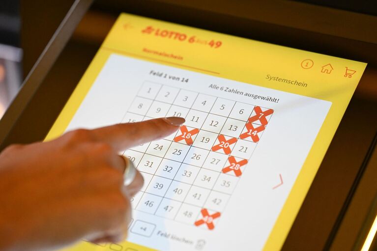 Frau streicht Millionengewinn im Lotto ein Frau streicht Millionengewinn im Lotto ein