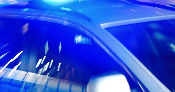 Polizeifahrzeug im Einsatz.