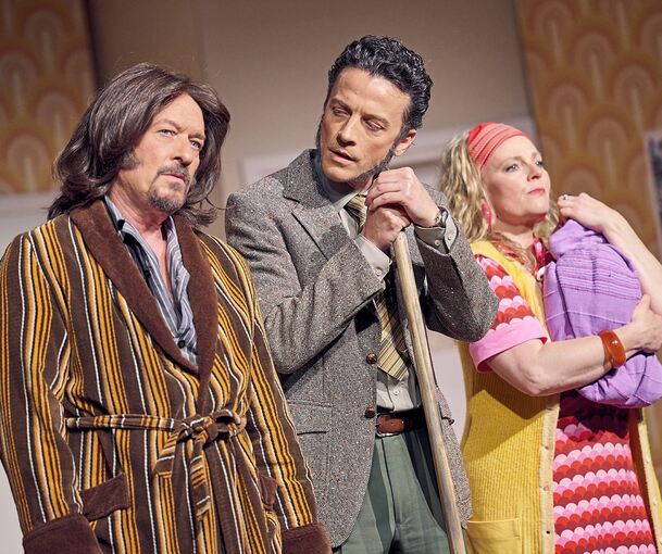 Äußerst vergnüglicher Theaterabend: „‘S Geld liegt uff dr Bank“ in der Komödie im Marquardt.