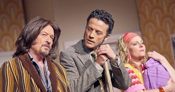 Äußerst vergnüglicher Theaterabend: „‘S Geld liegt uff dr Bank“ in der Komödie im Marquardt.
