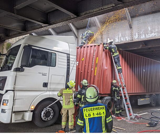 Die Feuerwehr arbeitet aktuell daran, das Fahrzeug zu lösen.